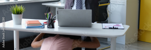 Foto Satisfied male boss at desktop and woman molest under table