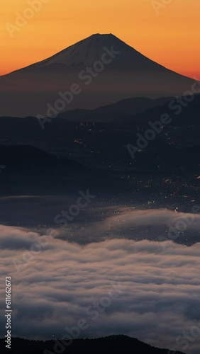 富士山と雲海の朝焼けの縦長ビデオのタイムラプス