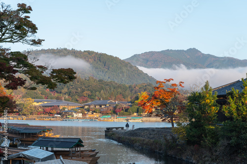 秋の朝の京都嵐山