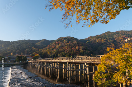秋の京都の嵐山