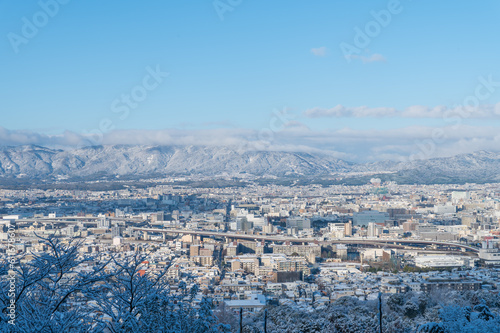 雪の日の京都市街の景色