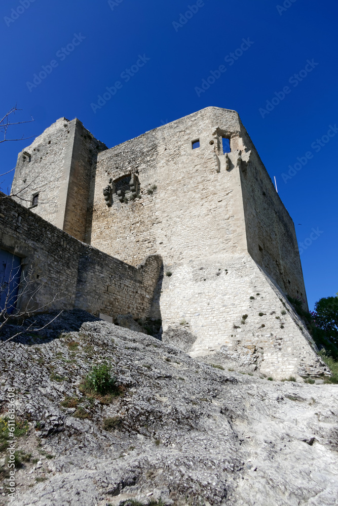 Le château des comtes de Toulouse dominant Vaison-La-Romaine dans le Vaucluse - France