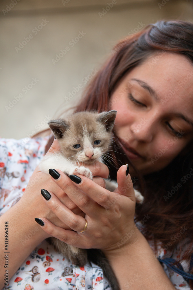 Mujer cuidando a su pequeño gato Mujer cuidando a su pequeño gato
