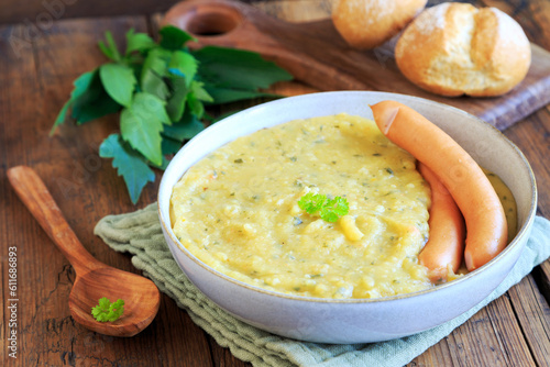Foto Kartoffelcremesuppe mit Würstchen
