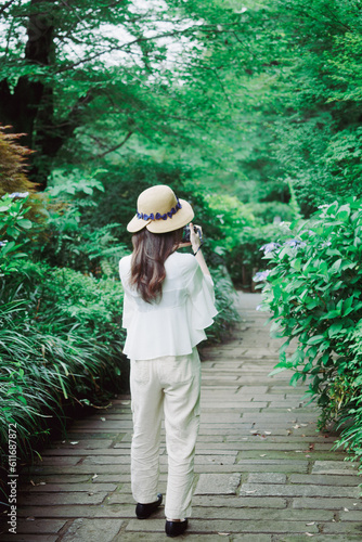 紫陽花を撮影する女性