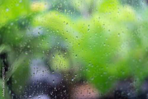雨の日の窓の水滴