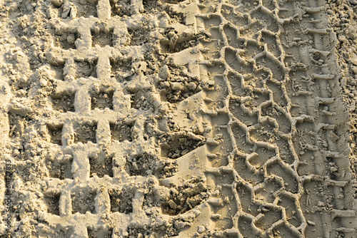 Ślady opon pozostawione na piasku photo