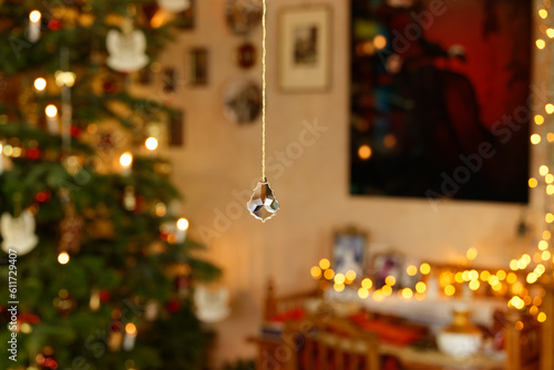 Geschliffener und facettierter Kristall vor weihnachtlichem Hintergrund