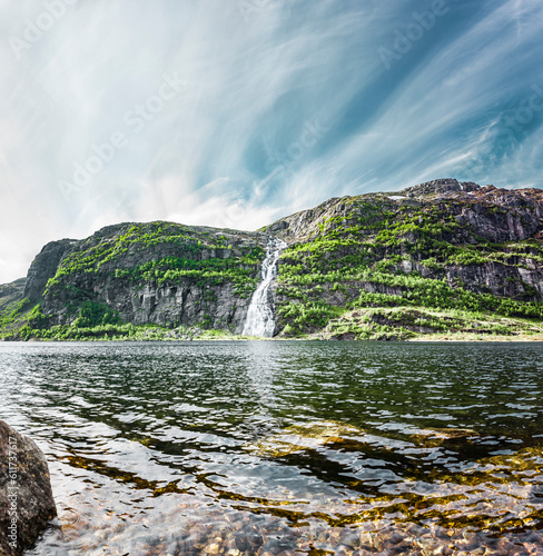 Wasserfall an einem See in Norwegen