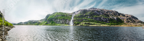 Wasserfall an einem See in Norwegen