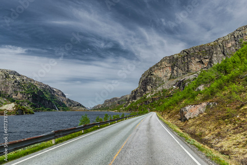 Asphaltstrasse an einem See in Norwegen