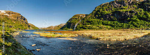 Wasserfall an einem See in Norwegen
