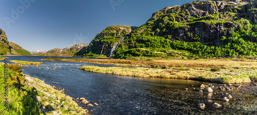 Wasserfall an einem See in Norwegen