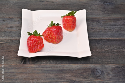 Obraz na plátně Delicious ripe strawberries in a plate.