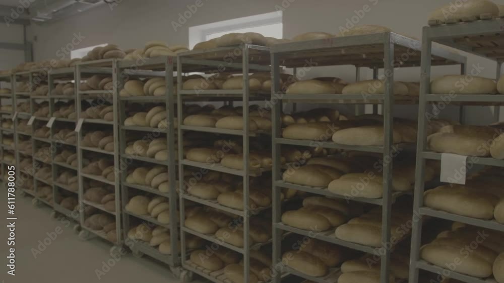 Baked loaves lie on the shelves of the bakery Baked loaves lie on the shelves of the bakery