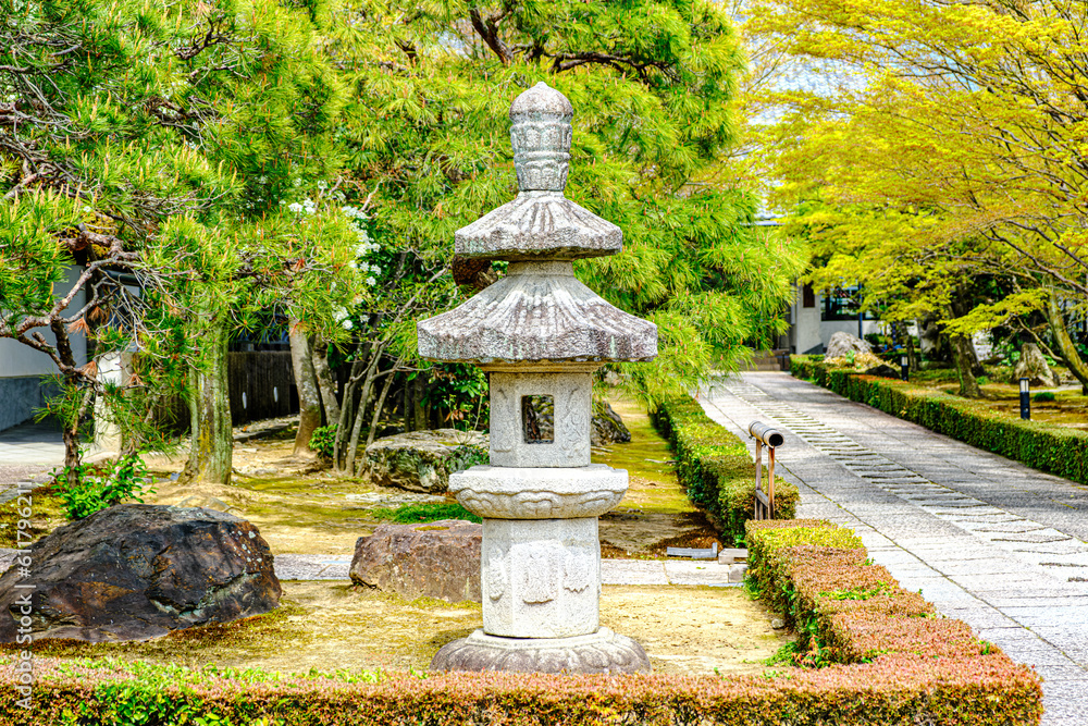 京都、相国寺の承天閣の石燈籠