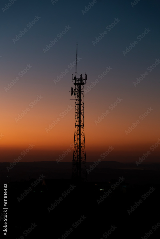 Silhueta de Torre de comunicação no pôr do sol Silhueta de Torre de comunicação no pôr do sol