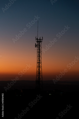 Silhueta de Torre de comunicação no pôr do sol