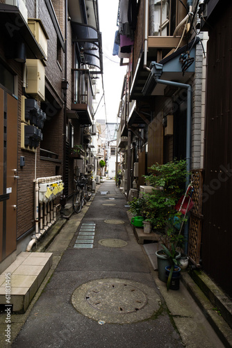 下町の路地裏、密集住宅の道路、京商住宅街、古い家、昭和建築物、密集したアパート