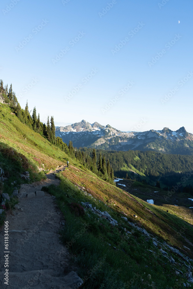 Obraz premium sawtooth mountain landscape in the summer