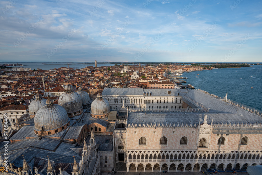 Blick über den Markusdom auf Venedig