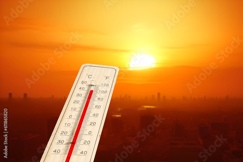 Ein Thermometer und Hitze in der Stadt 