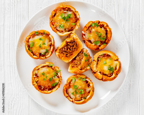 Fotografie sloppy joe cups on white plate, top view