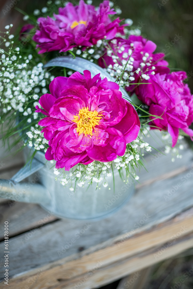 Obraz premium Blumenstrauß mit pinken Pfingstrosen und Schleierkraut, frische Blumen dekoriert in einer alten Vintage Gießkanne aus Metall, Landhaus Dekoration, Bauerngarten