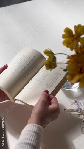 本を読む女性