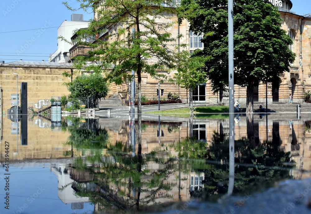 Theater Freiburg spiegelt sich im Synagogenbrunnen