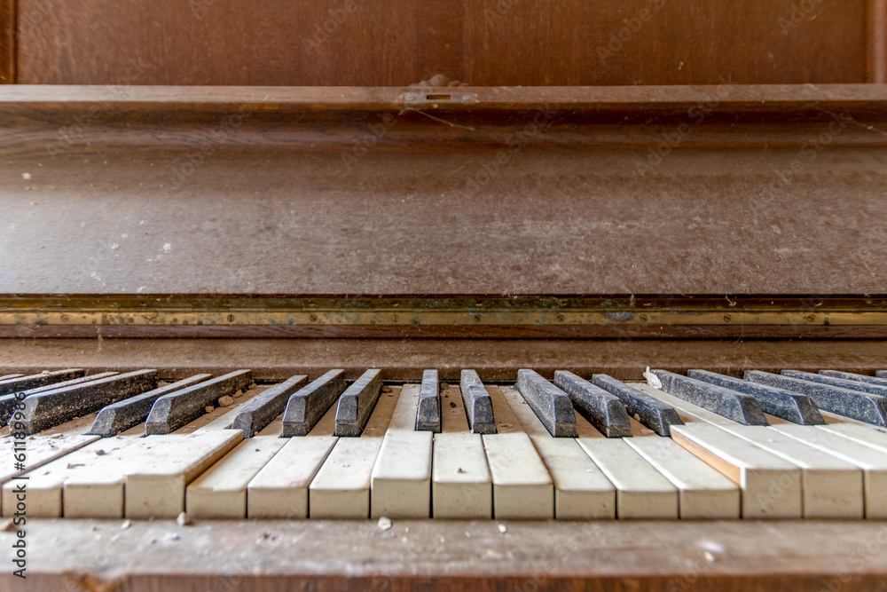 Klaviatur eines alten und schmutzigen Klaviers aus Holz Klaviatur eines alten und schmutzigen Klaviers aus Holz