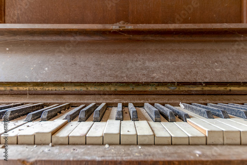 Klaviatur eines alten und schmutzigen Klaviers aus Holz