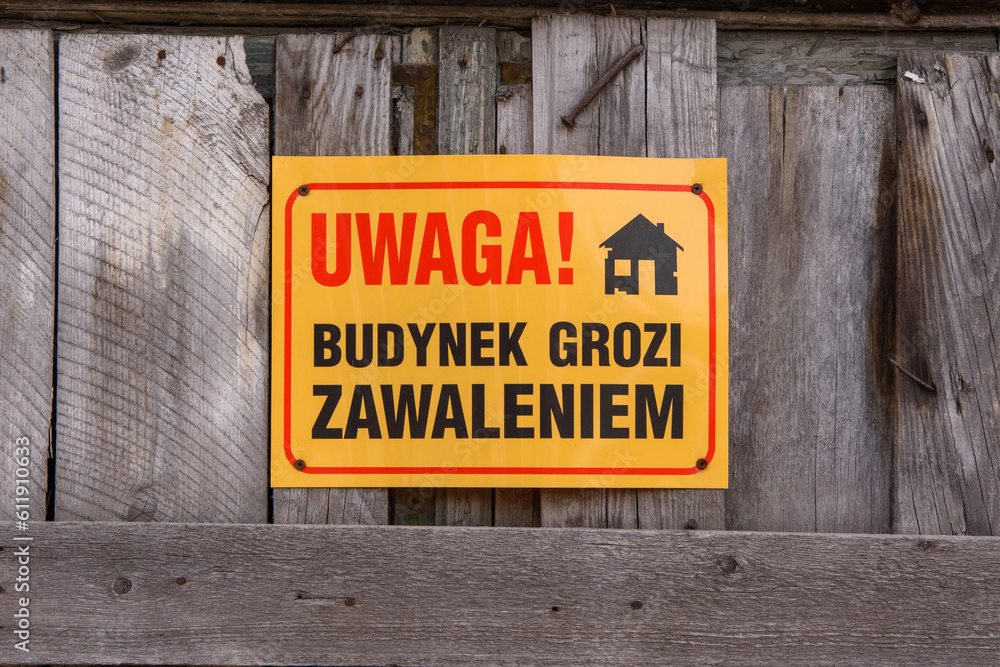 Ruina. Budynek grozi zawaleniem. Tablica informacyjna. Ruina. Budynek grozi zawaleniem. Tablica informacyjna.