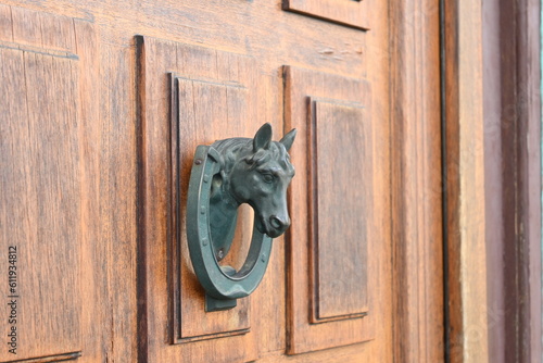 antiker türklopfer pferdekopf pferd antique door knocker head of horse keeps on knocking photo