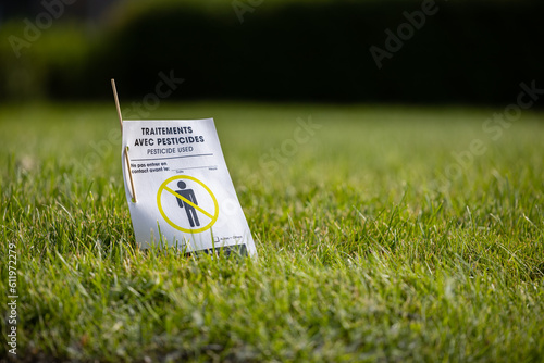 Affiche avertissant l'usage de pesticides sur un terrain gazonné photo