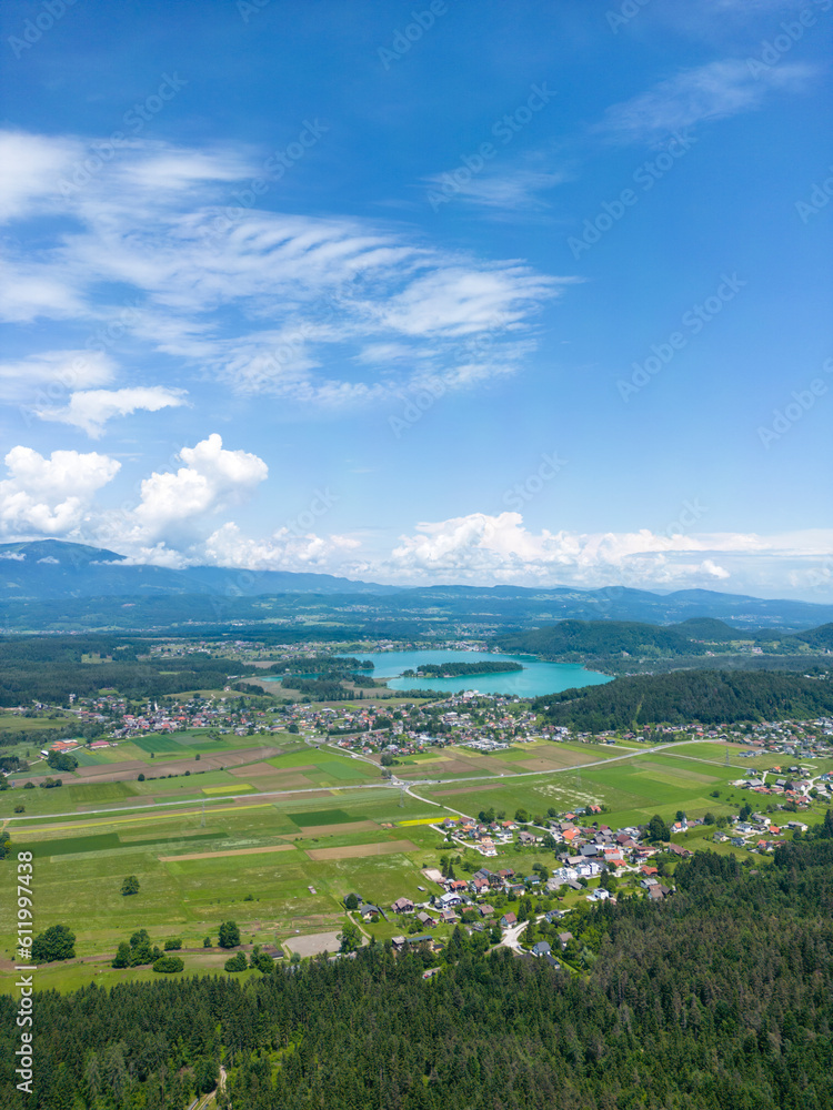 Blick auf die Burgruine Finkenstein und den Faaker See bei Villach