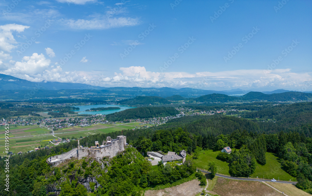 Blick auf die Burgruine Finkenstein und den Faaker See bei Villach