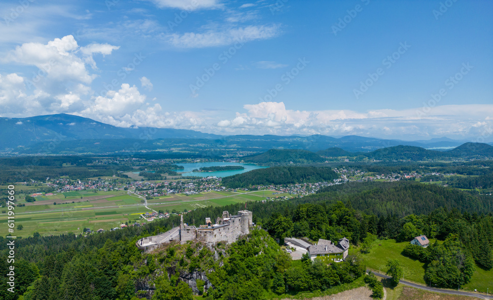 Obraz premium Blick auf die Burgruine Finkenstein und den Faaker See bei Villach