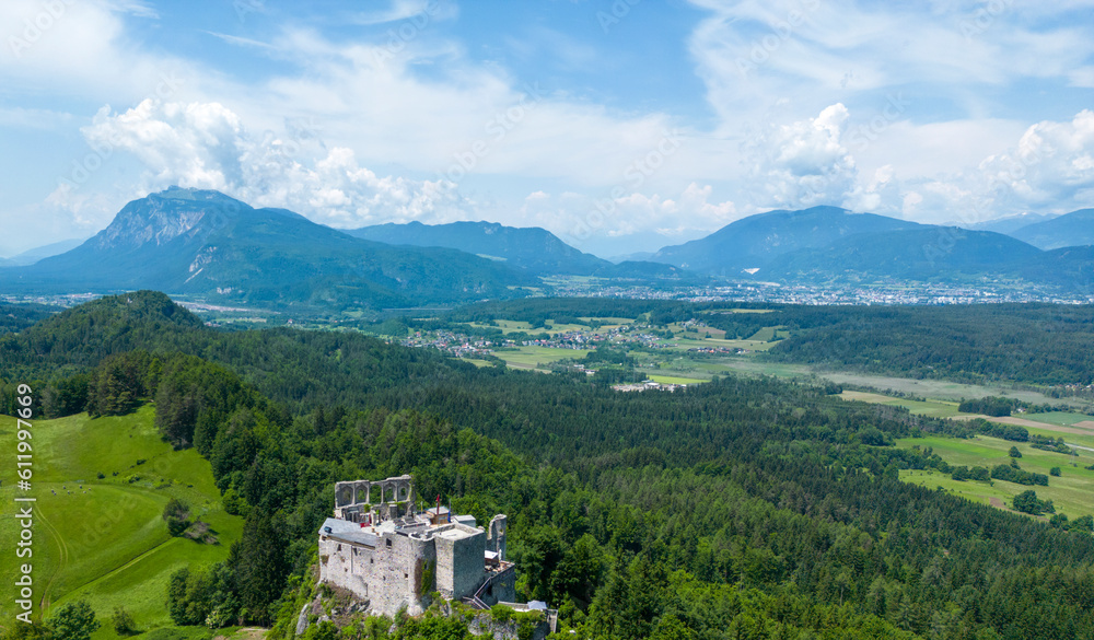 Blick auf die Burgruine Finkenstein und die Stadt Villach