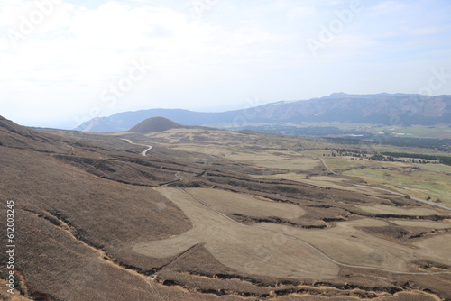 阿蘇カドリー・ドミニオン、熊本、ヘリコプターで阿蘇山の火口を空撮する
