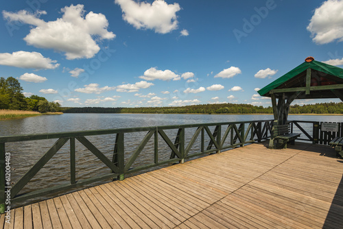 Fototapeta Naklejka Na Ścianę i Meble -  Pomost nad jeziorem.