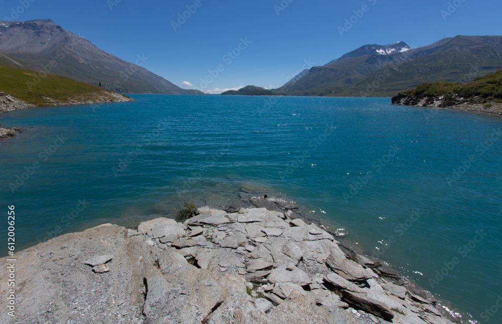 Le lac du Mont-Cenis est un lac situé dans le massif du Mont-Cenis dans les Alpes en France à la frontière italienne à 1 974 m d'altitude sur la commune de Val-Cenis.