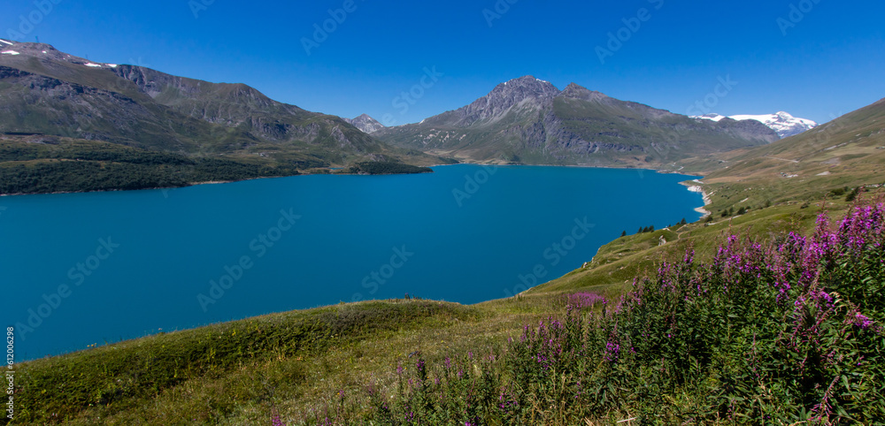 Naklejka premium Le lac du Mont-Cenis est un lac situé dans le massif du Mont-Cenis dans les Alpes en France à la frontière italienne à 1 974 m d'altitude sur la commune de Val-Cenis.