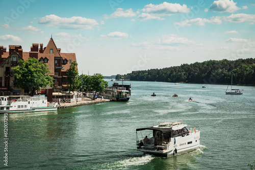 Fototapeta Naklejka Na Ścianę i Meble -  Miasto nad jeziorem. Wakacyjna podróż. Turystyka wodna. 