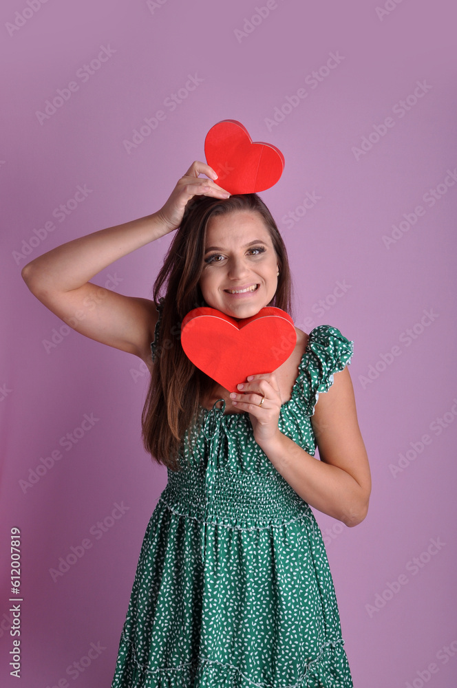 mulher romântica segurando corações, feliz dia dos namorados mulher romântica segurando corações, feliz dia dos namorados