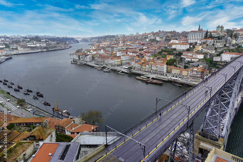 Blick auf die Brücke Dom Luis I. über den Fluss Douro und die Terracota-Dächer, UNESCO-Weltkulturerbe, Porto, Norte, Portugal
