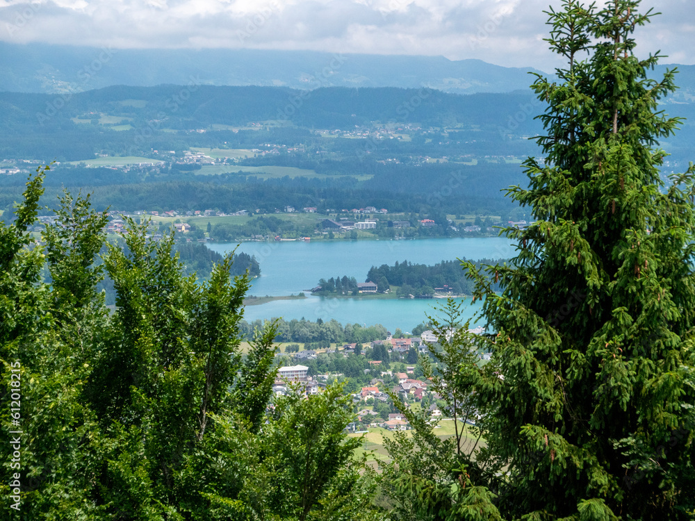 Ausblick von der Burgruine Finkenstein auf den Faaker See bei Villach