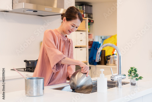 キッチンで料理をするシニアの女性