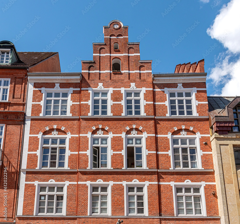Fototapeta premium Backsteinhaus im Stil niederländischer Renaissance in der historischen Altstadt von Flensburg