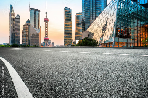 Canvas Print Road and city skyline in Shanghai, China